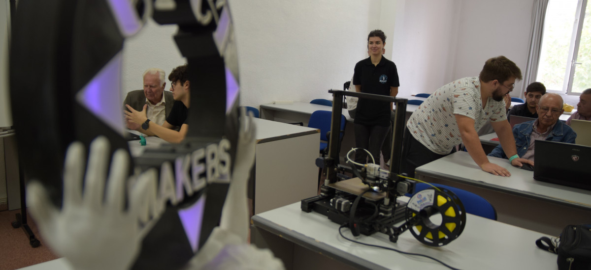 El curso de voluntariado intergeneracional diseña e imprime en 3D un protector de orines para farolas